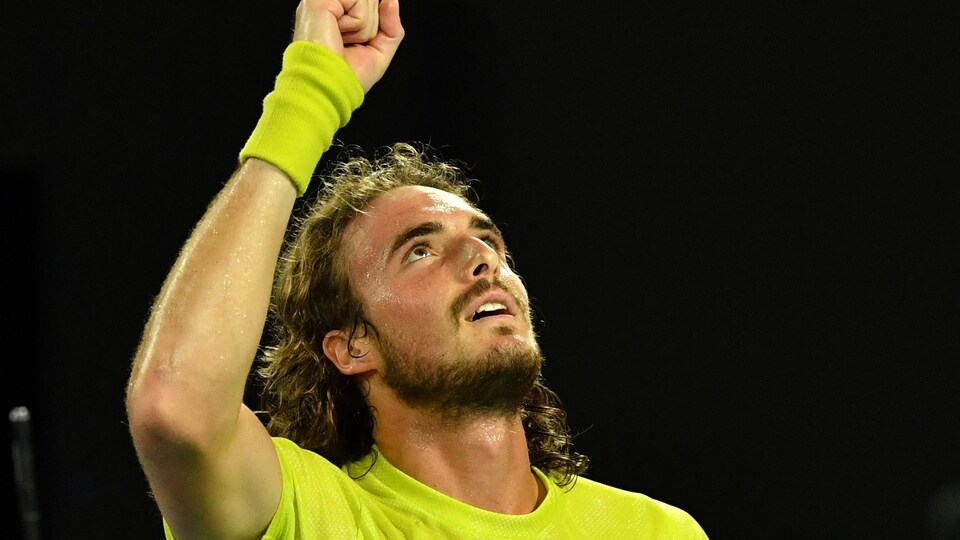 Il lève le poing droit au ciel après avoir vaincu Rafael Nadal.
