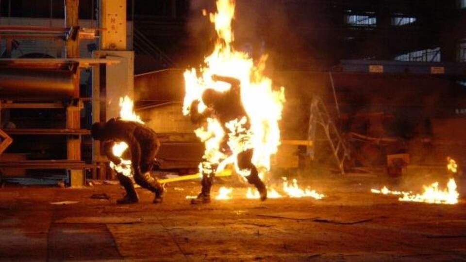 Deux cascadeurs en feu.