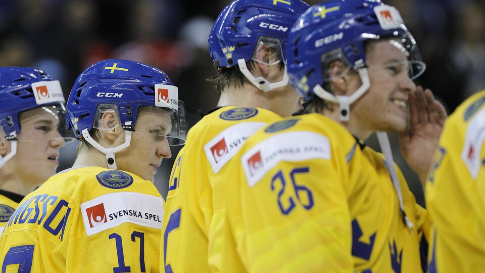 Gros plan de joueurs en jaune avant leur match