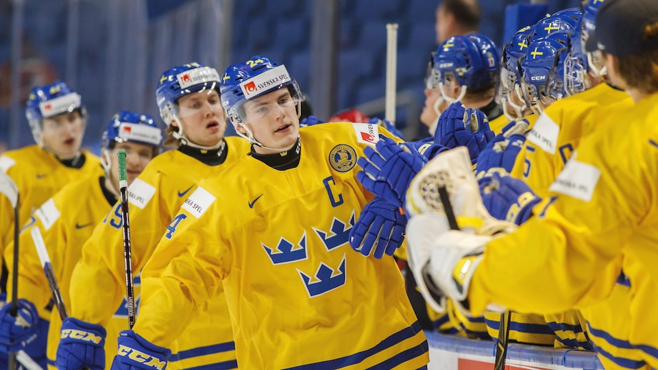 Lias Andersson est félicité par ses coéquipiers de la Suède au Championnat du monde junior de hockey. 