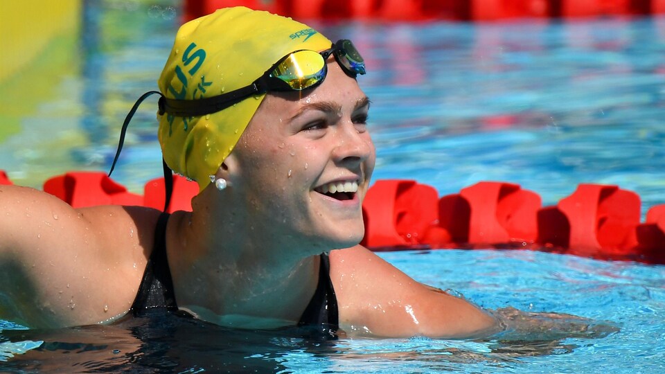 Elle sourit à la fin d'une course.