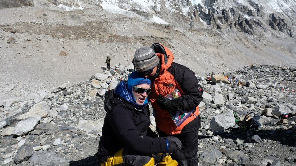 Sylvain Poissant en compagnie de sa conjointe Martine Théorêt, au pied de l'Everest, dans la vallée de Gyoko, au Népal. C'était en 2017.