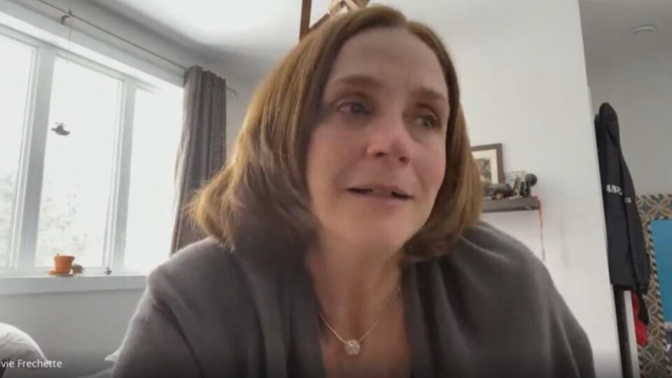 Elle participe à une entrevue en téléconférence.