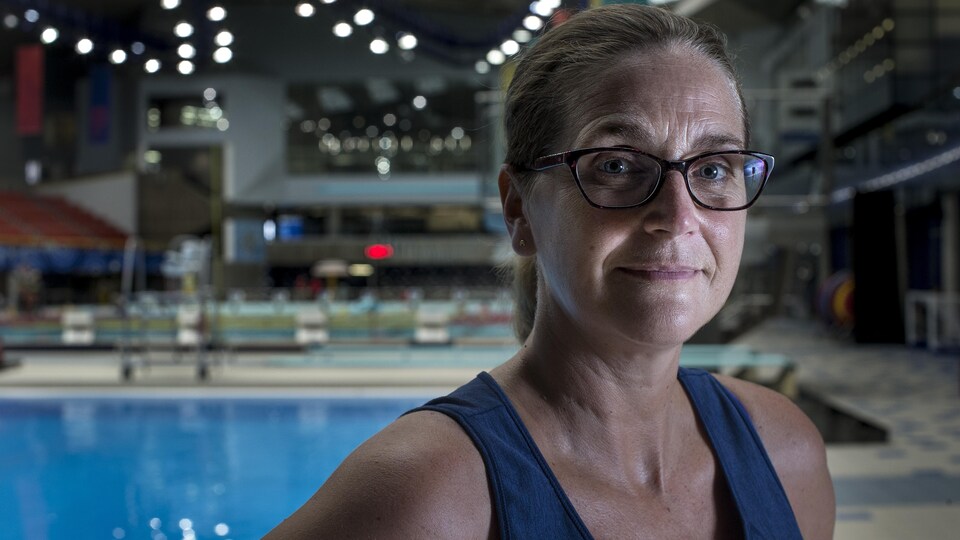Sylvie Fréchette pose devant une piscine olympique.