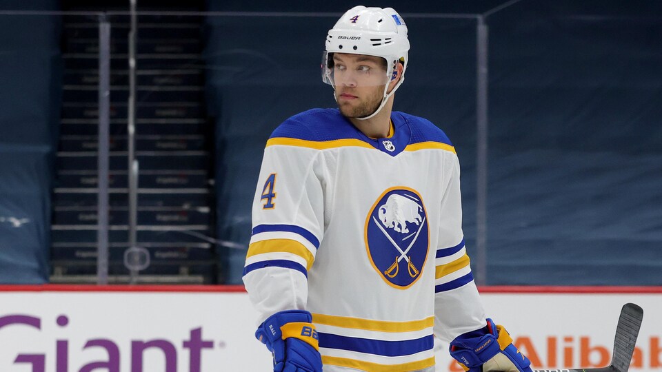 Il se tourne la tête durant un entraînement des Sabres de Buffalo.