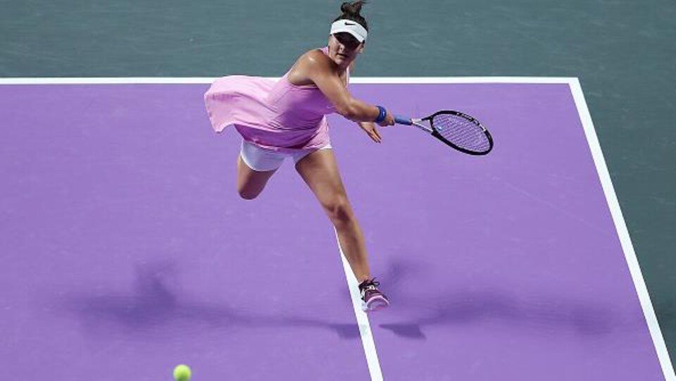 Bianca Andreescu monte au filet pour un solide coup droit