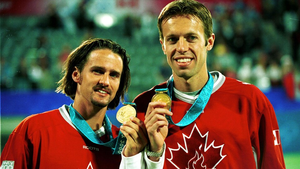 Ils posent fièrement avec leur médaille.