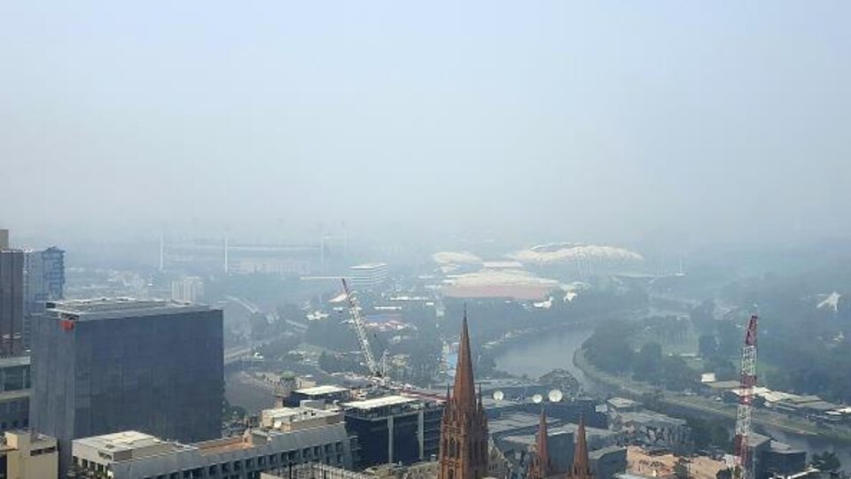 La fumée enveloppe Melbourne et le stade Rod Laver.
