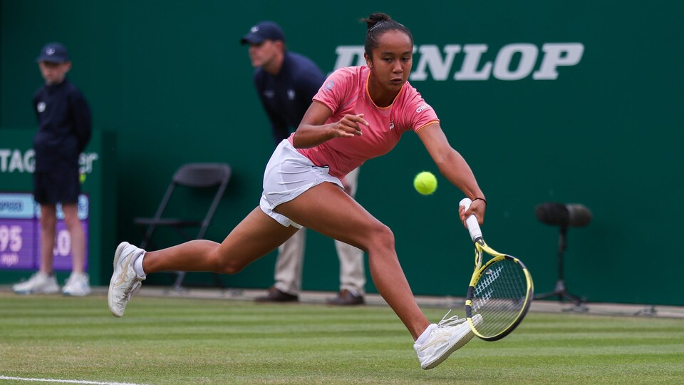 Leylah-Annie Fernandez en pleine course pour retourner la balle.