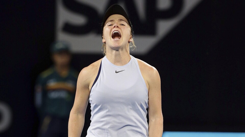 Elle célèbre sa victoire face à la Bélarusse Aliaksandra Sasnovich en finale du tournoi de Brisbane.