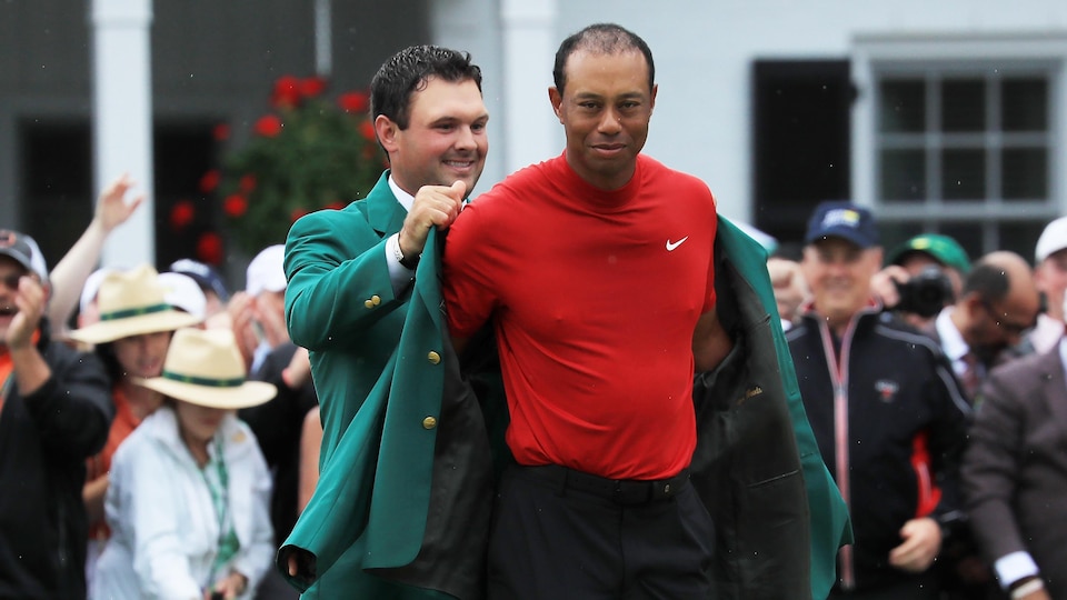 Tiger Woods reçoit son cinquième veston vert du champion en titre du Tournoi des maîtres, Patrick Reed