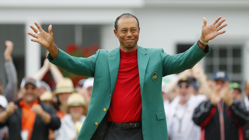 Tiger Woods célèbre sa victoire après avoir enfilé le veston vert.
