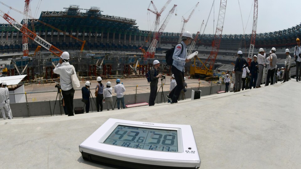 Un thermomètre au soleil sur le chantier du stade olympique de Tokyo