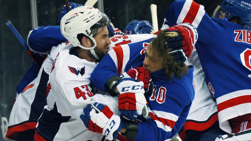 L'attaquant des Capitals empoigne Artemi Panarin par les cheveux lors d'une mêlée avec plusieurs autres joueurs des deux équipes. 