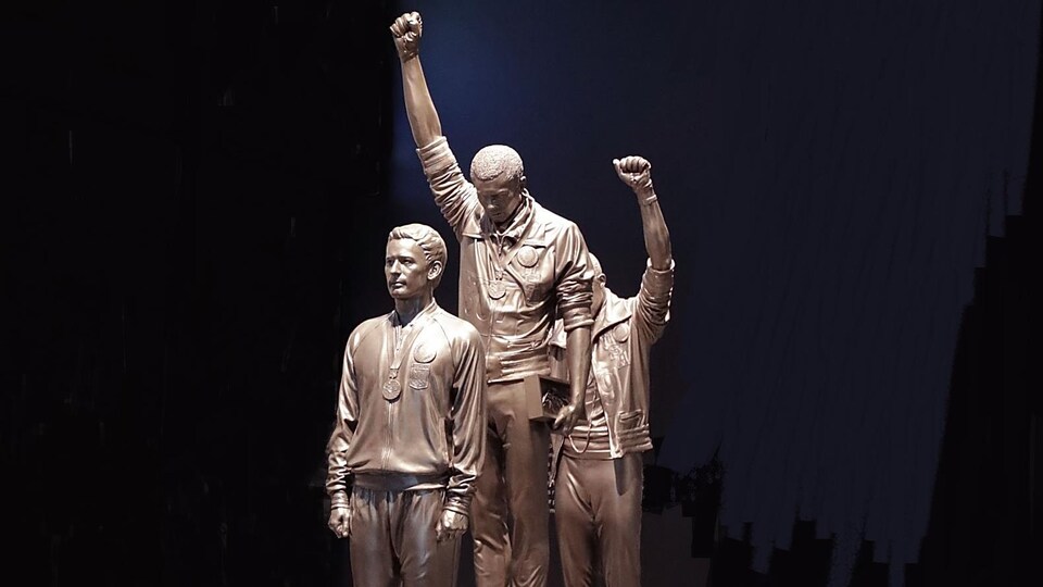 La statue de Tommie Smith et de John Carlos aux JO de 1968 à Mexico