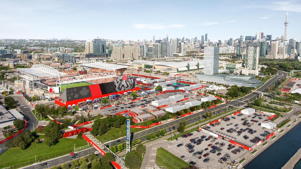 Vue d'ensemble du BMO Field et des stationnements du Parc des expositions avec le centre-ville de Toronto en arrière-plan.