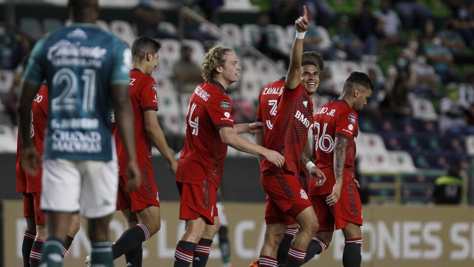 Erickson Gallardo célèbre avec ses coéquipiers après que le Toronto FC ait marqué un but contre Club León.