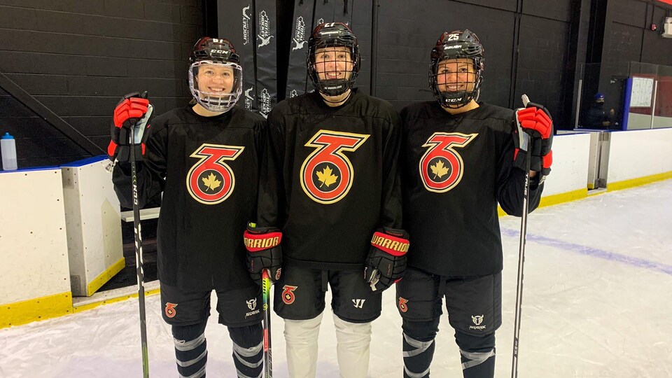 Emma Woods, Shiann Darkangelo et Emma Greco posent lors d'une séance d'entraînement du Six de Toronto.