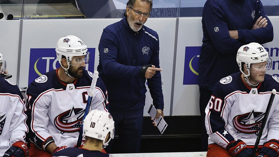 L'homme donne fermement ses instructions sur le banc des Blue Jackets.