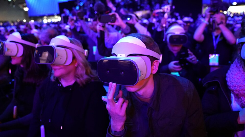 Ils ont un casque de réalité virtuelle sur la tête.