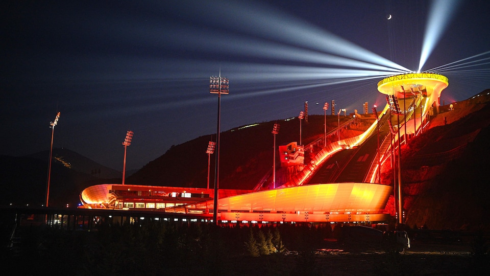 Une piste de ski illumin&eacute;e, vue le soir.