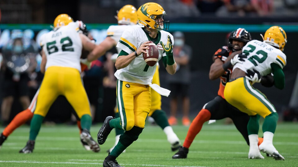 Le quart-arrière Trevor Harris se prépare à faire une passe lors d'un match des Elks face aux Lions.