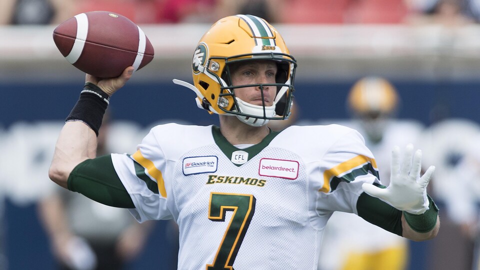 Trevor Harris lance le ballon.