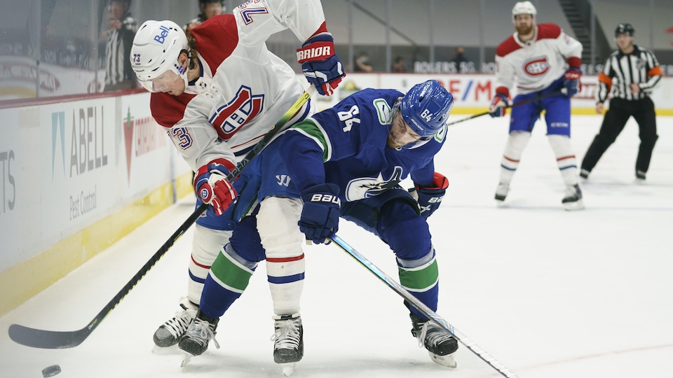 Deux joueurs sur la glace jouent du genou.