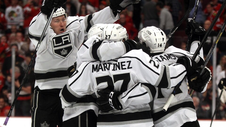 Toffoli se jette dans les bras de ses coéquipiers avec les Kings.