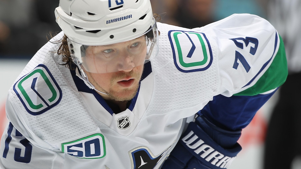 Un gros plan d'un joueur de hockey.