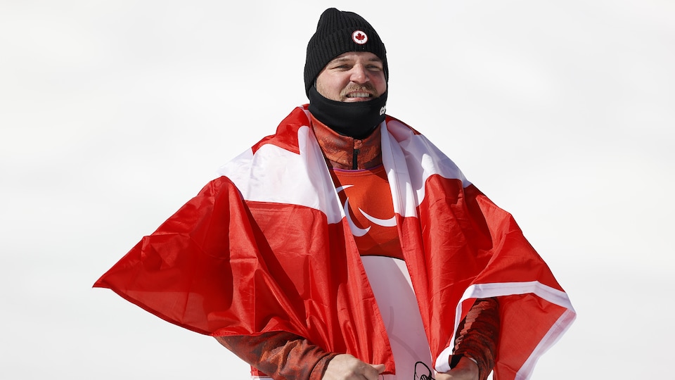 Tyler Turner porte le drapeau du Canada sur ses épaules après avoir remporté la finale.