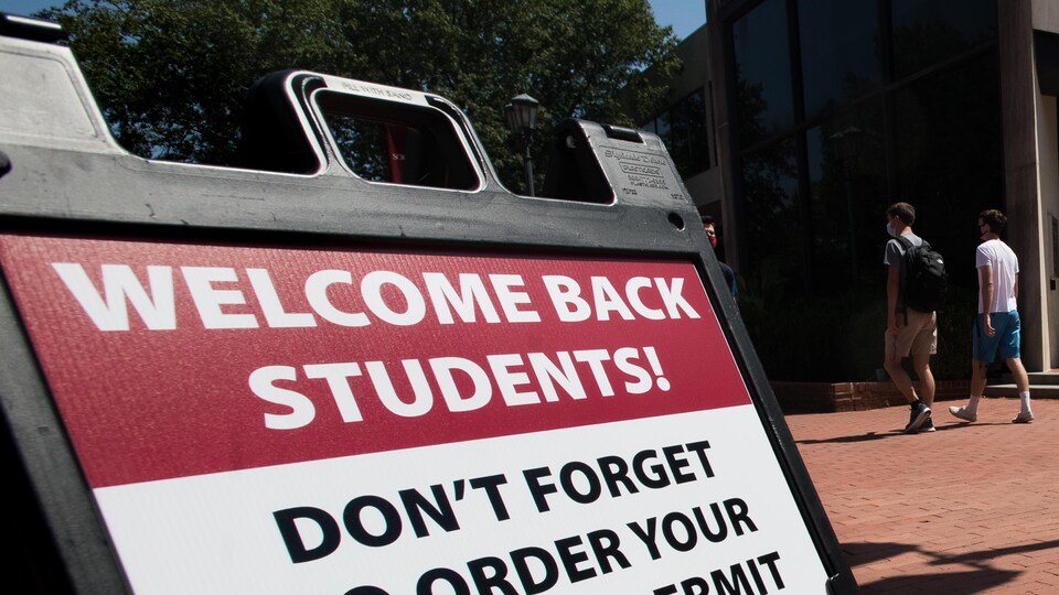 Une pancarte salue le retour des étudiants.