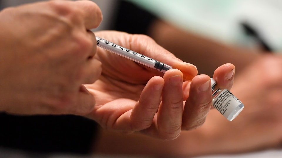 Une seringue est remplie avec le vaccin contre la COVID-19.