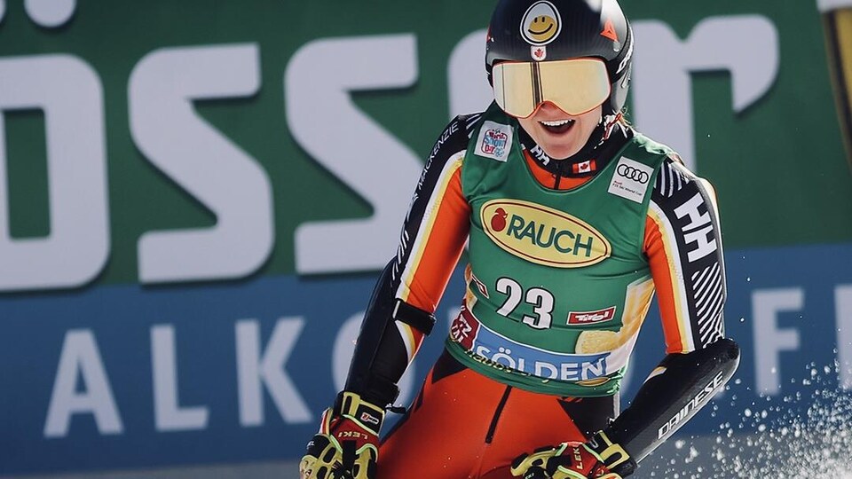 Valérie Grenier sourit à son arrivée du slalom géant de Sölden.