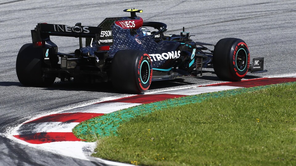 Valtteri Bottas prend un virage à droite.