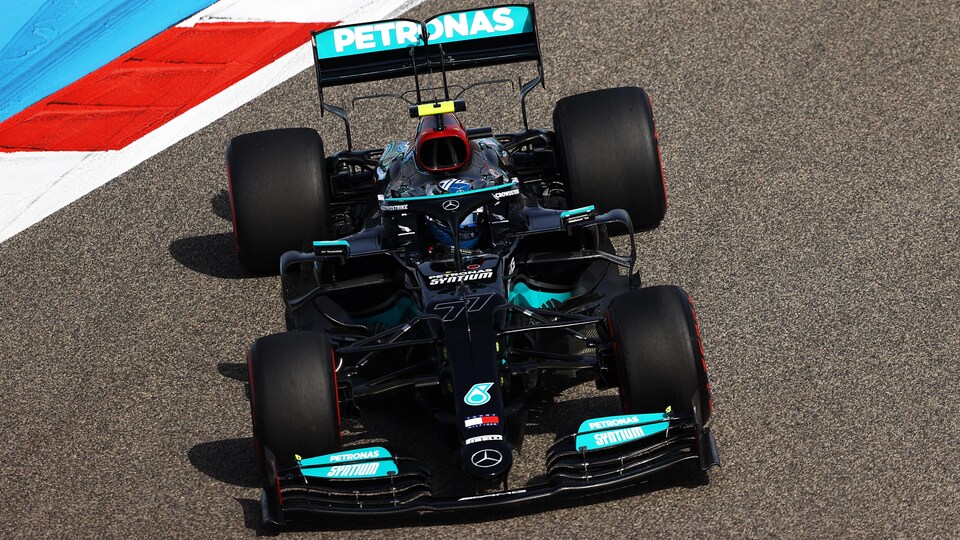 Valtteri Bottas tourne à gauche dans sa Mercedes-Benz noire sur le circuit de Bahreïn.