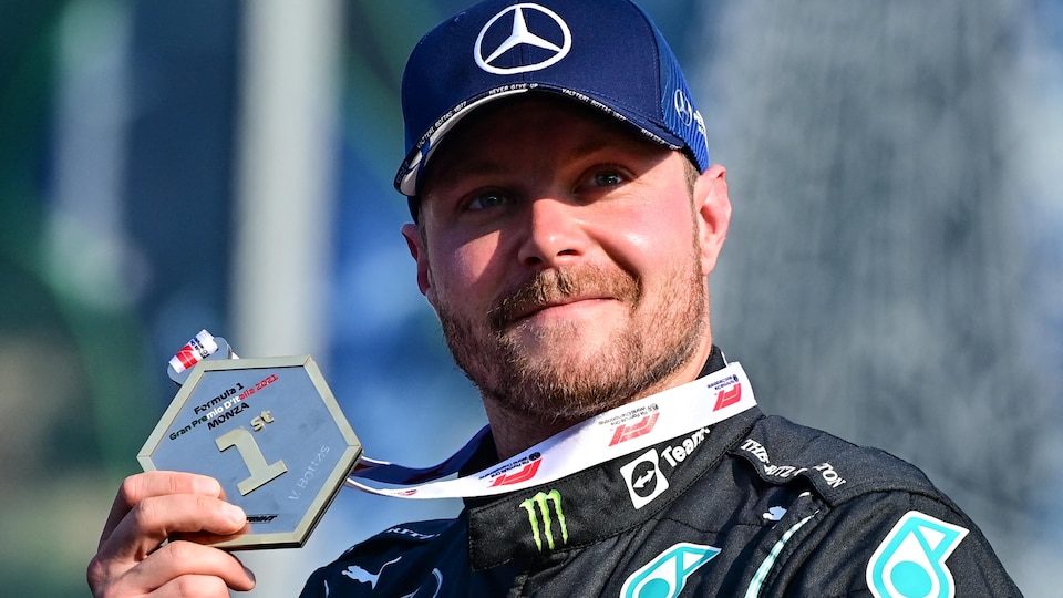 Valtteri Bottas tient fièrement de sa main droite sa médaille de vainqueur de la course sprint à Monza.