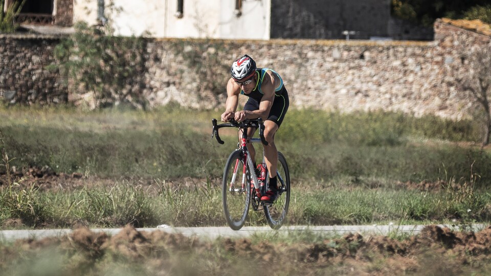 Un homme fait du vélo de route