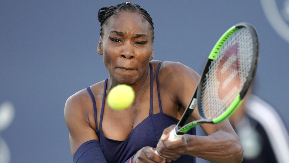 Venus Williams frappe du revers une balle de tennis.