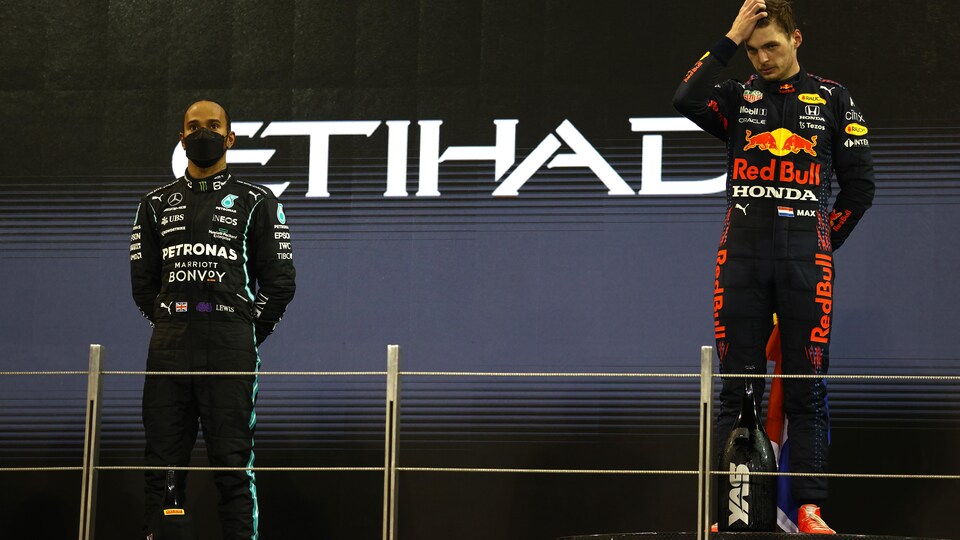 Max Verstappen est sur la première marche du podium, Lewis Hamilton est sur la deuxième.