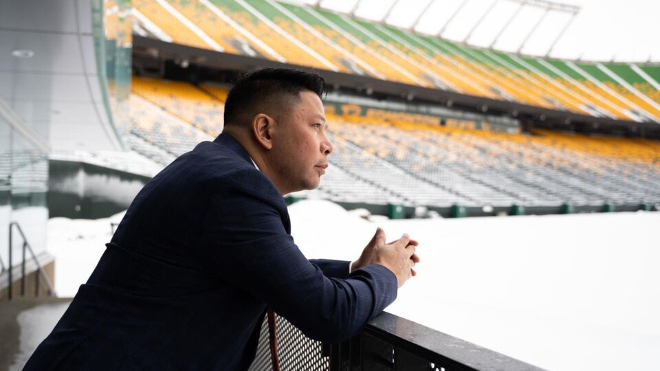 Victor Cui regarde le terrain enneigé au Stade du Commonwealth.