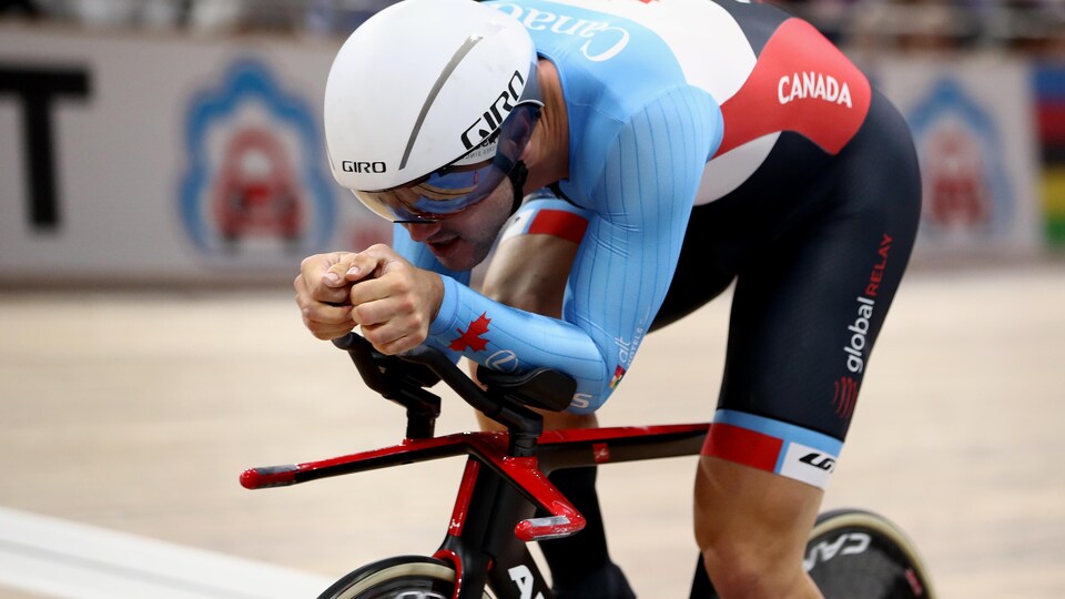 Un cycliste sur piste