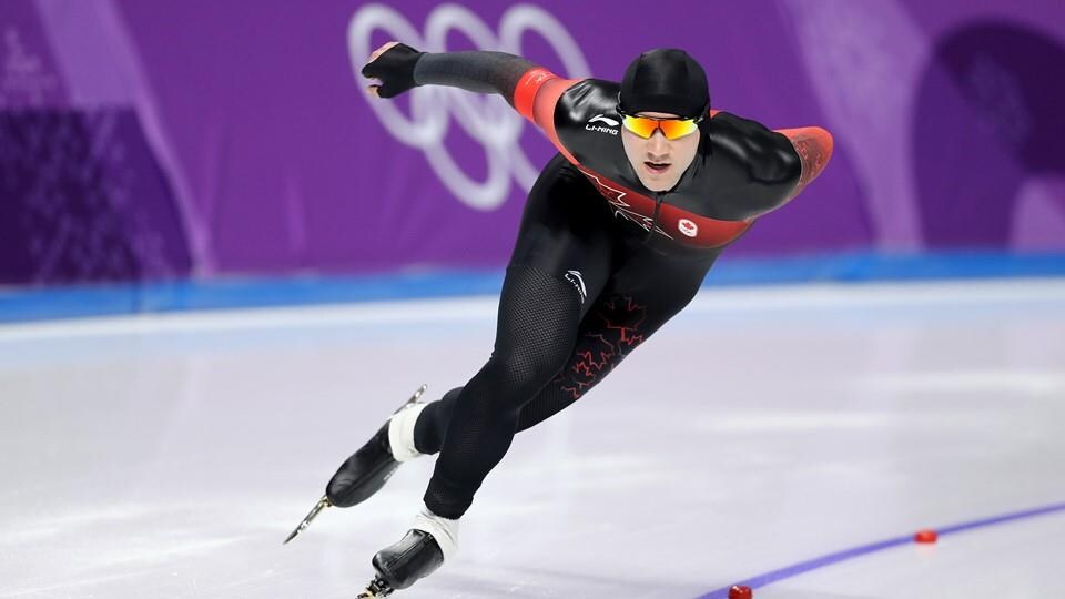 Le patineur entame un virage