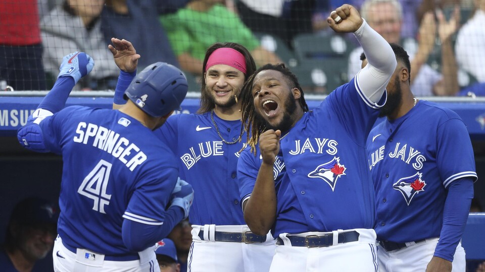 George Springer célèbre avec ses coéquipiers des Blue Jays, Bo Bichette, Vladimir Guerrero fils et Teoscar Hernandez.