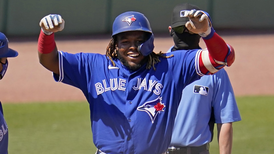 Vladimir Guerrero fils célèbre au troisième but après avoir frappé un coup sûr lors d'un match préparatoire.