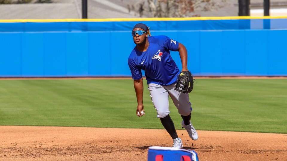 Vladimir Guerrero fils s'apprête à lancer une balle qu'il vient d'intercepter.