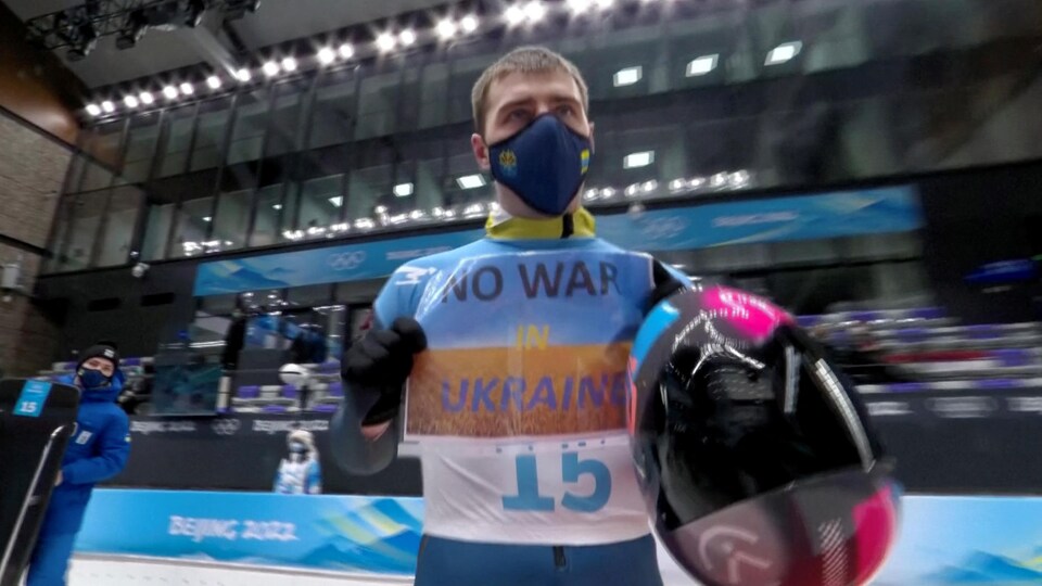 Il porte après une descente un papier plastifié sur lequel il est écrit en anglais : Pas de guerre en Ukraine. 