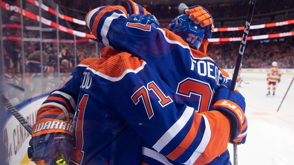 Ryan McLeod et Warren Foegele célèbrent un but lors d'un match face aux Flames de Calgary le 15 octobre 2022.