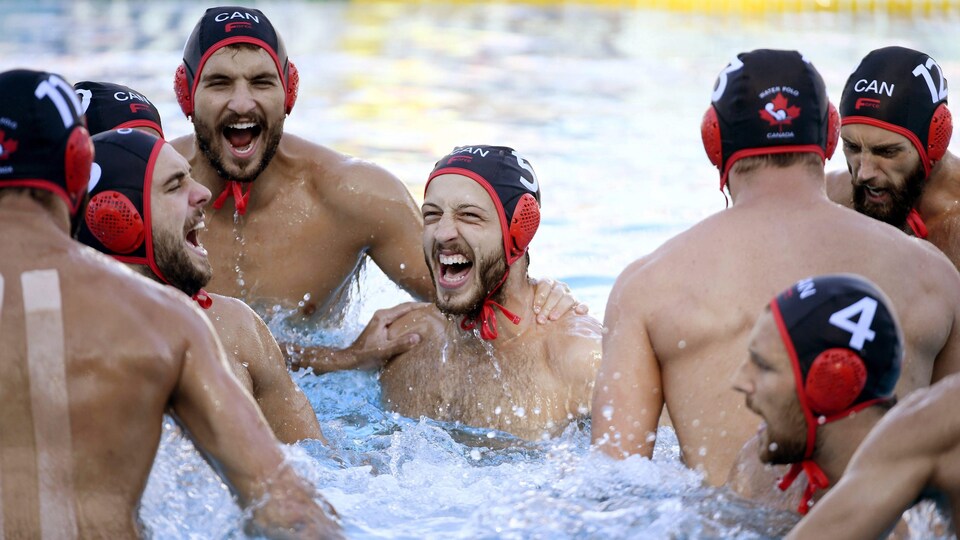 Ils sourient.