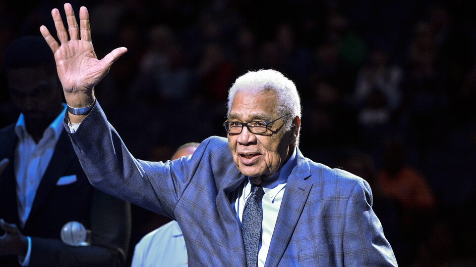 Wayne Embry salue la foule lors de célébrations d'avant-match à l'occasion de la Journée Martin Luther King l'an dernier.